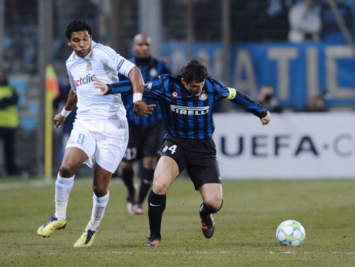 Đội trưởng Zanetti vẫn là người cầm trịch lối chơi của Inter Milan